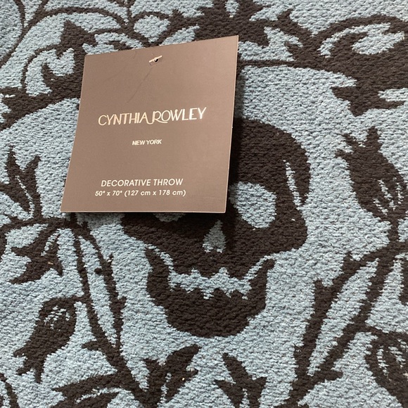 NWT.Cynthia Rowley decorative throw blanket.